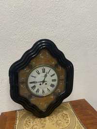 Стар френски часовник с орнаменти от седеф