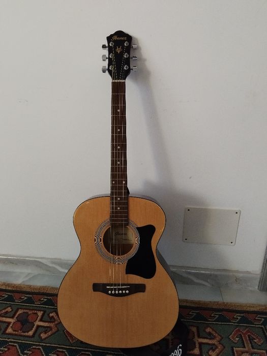 Chitara ibanez pentru începatori are si cureaua!