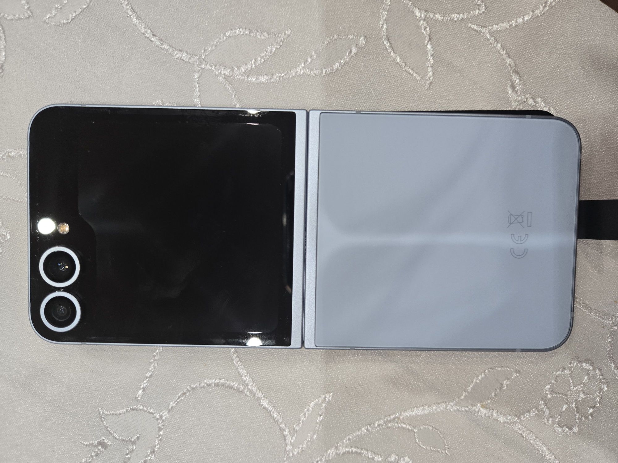 Samsung galaxy Z Flip6 256gb син на цвят
