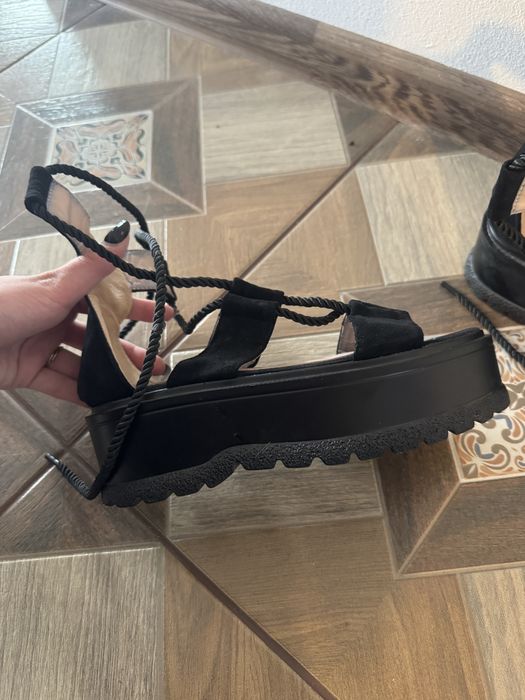 Sandale , putate de cateva ori