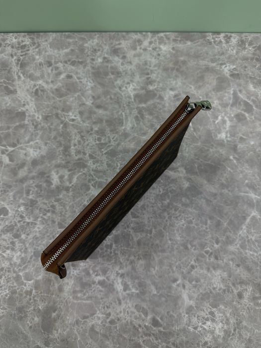 КАТО ЧИСТО НОВ Louis Vuitton Clutch