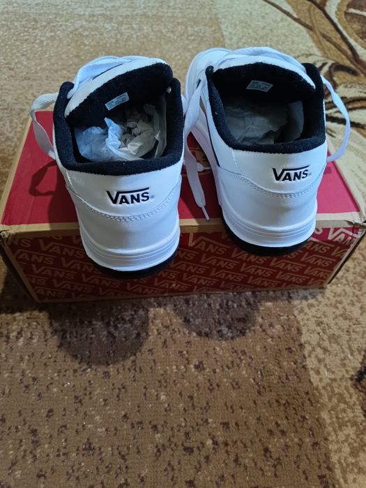 Нови обувки Vans