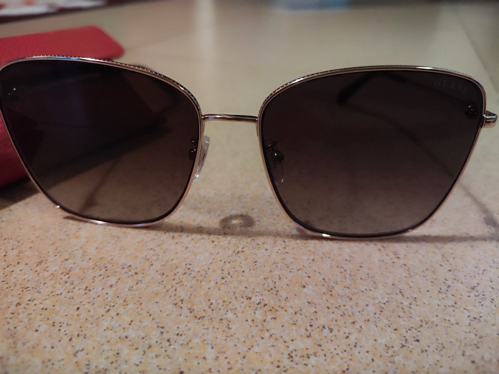 Слънчеви очила на GUESS