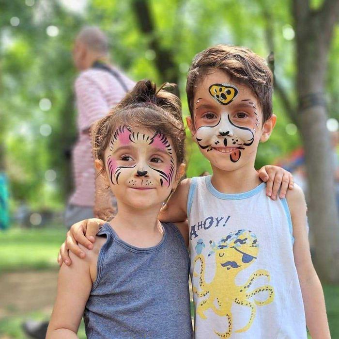 Tobogane gonflabile ° Animatori ° Vată pe băț°  Trambulină ° Magician