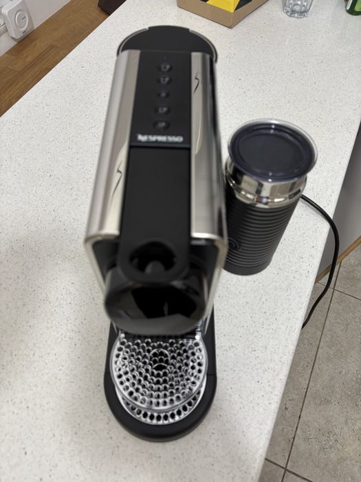 Vand aparat cafea Nespresso cu capsule