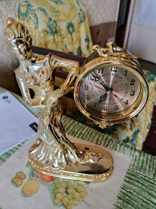 Часы настольные (на батарейке)