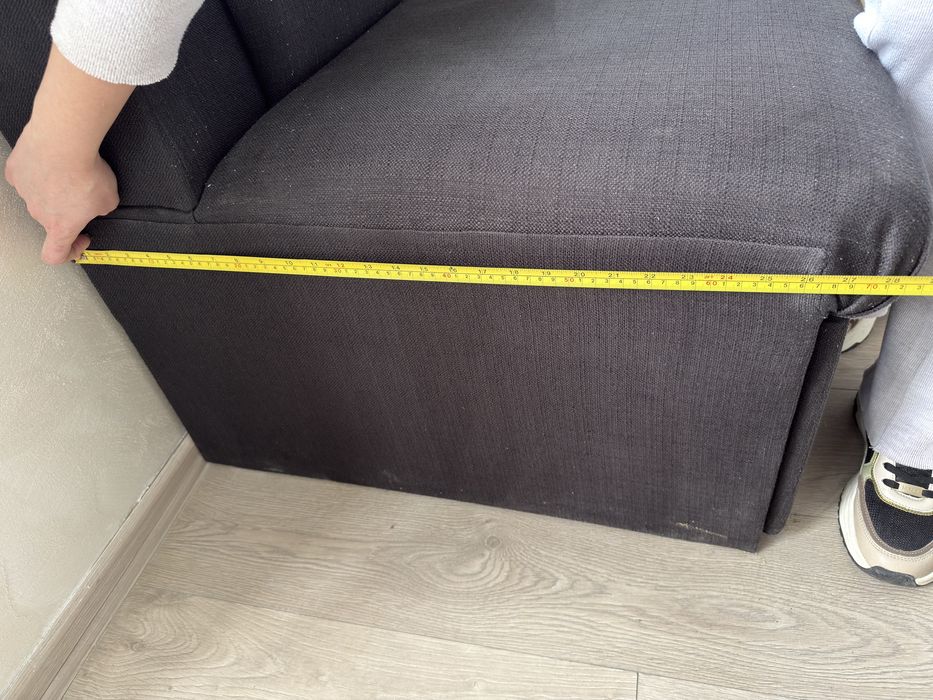 Продавам разтегателен Г-образен диван в черен цвят