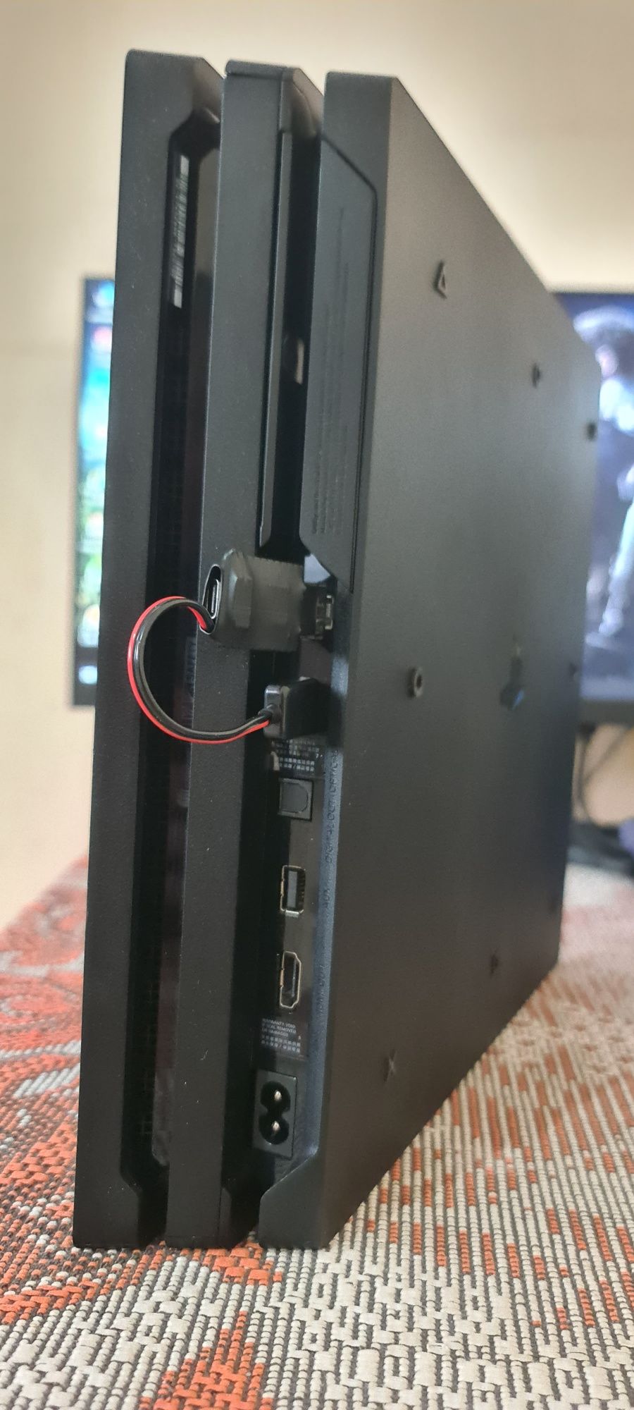 Ps 4 Pro 2 ta pult va o'yinlar yozilgan