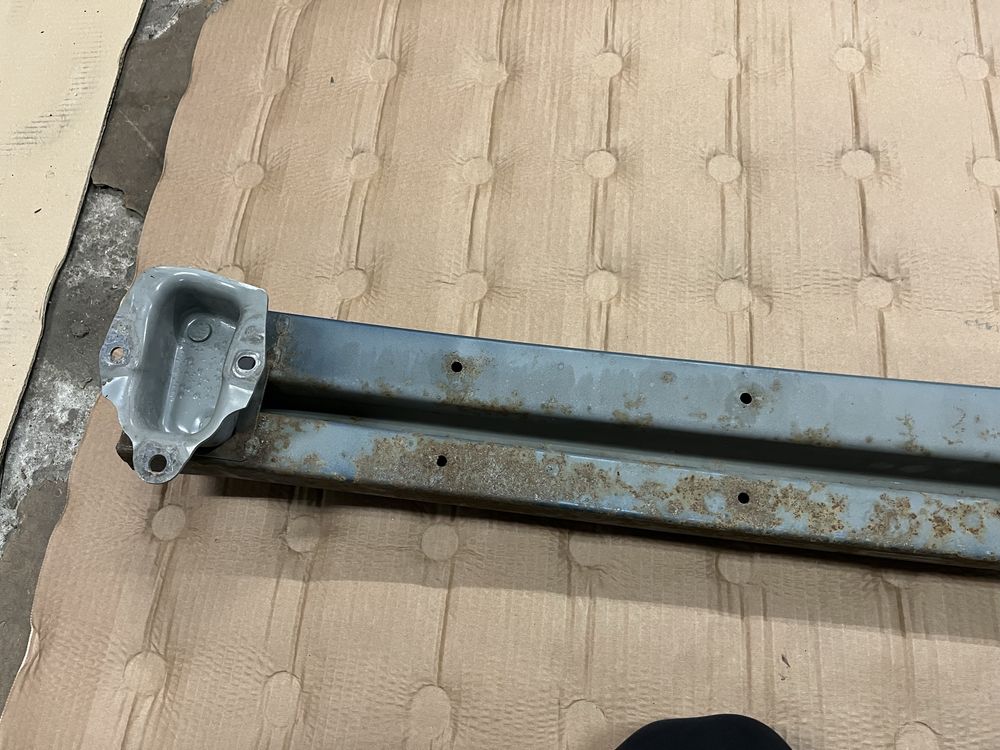 Гредата на задната броня за Toyota Corolla Verso 2003