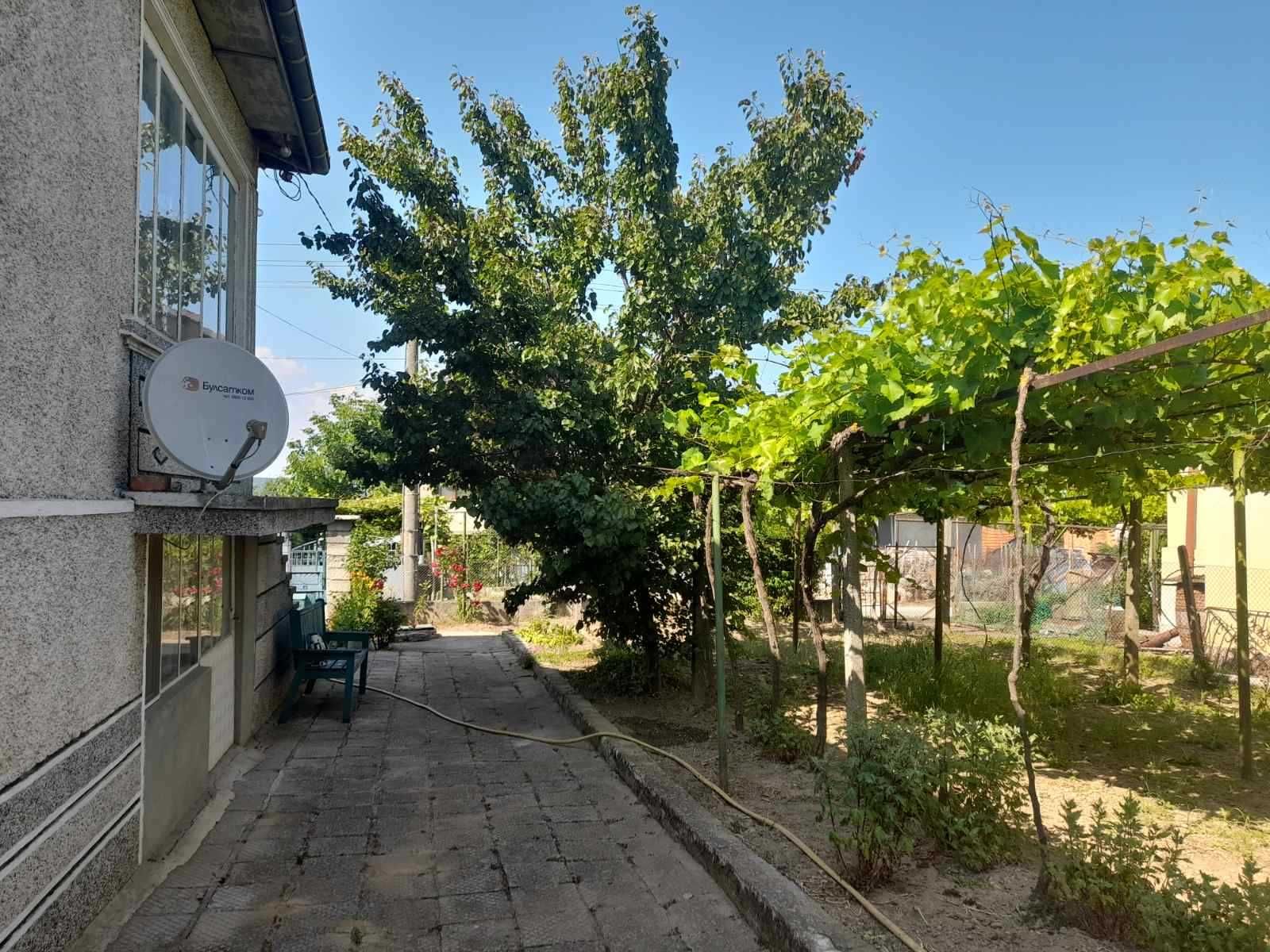 Продава къща с дворно място,тел:0887/668283