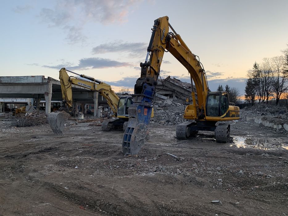 Inchiriez excavator cu foarfeca demolari