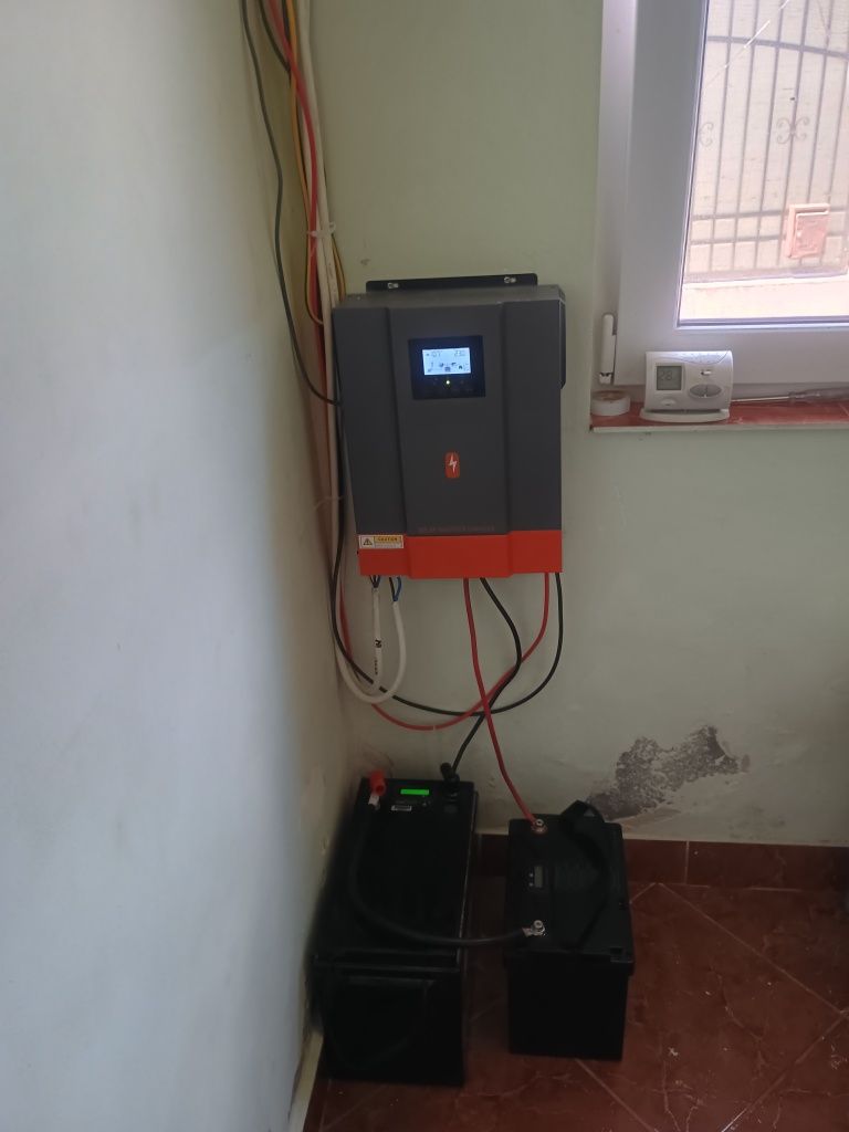 Vând invertor offgrid 3,2kw Powmr 24v