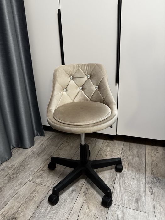 Велюровый стул со спинкой на колесиках