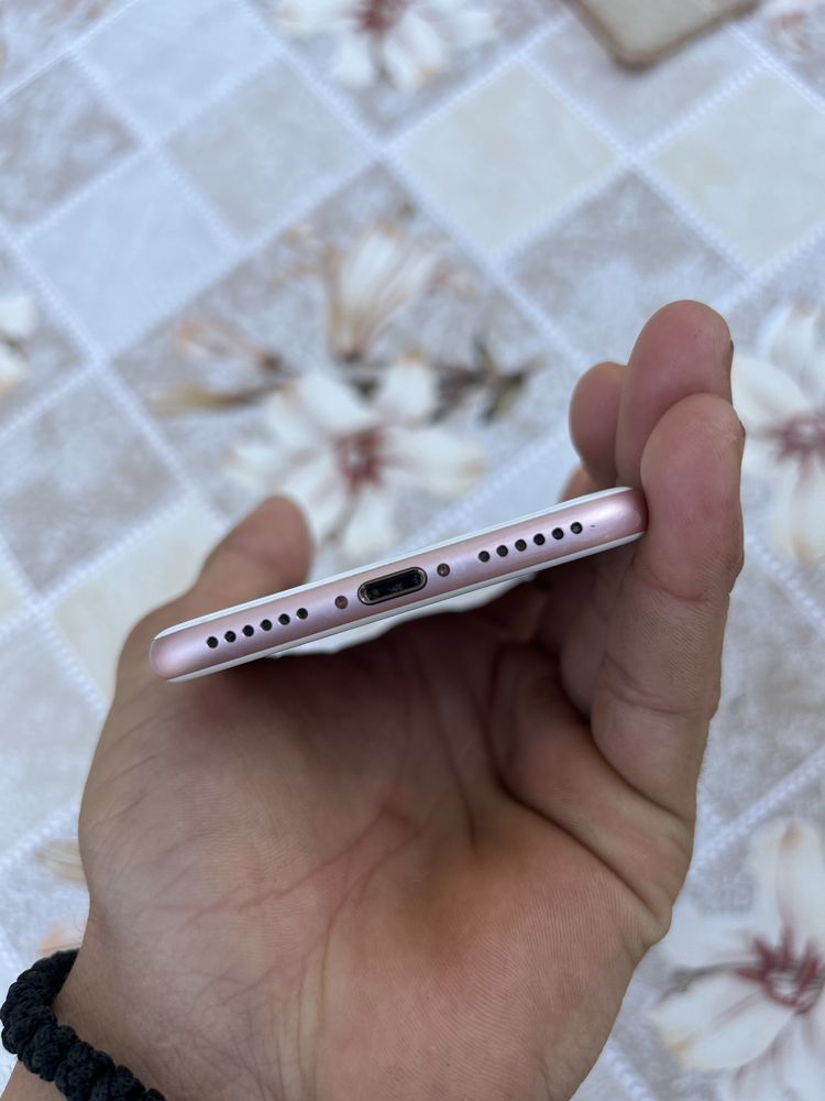 Vand iphone 7 perfect functinoal fara nici o urma de uzura