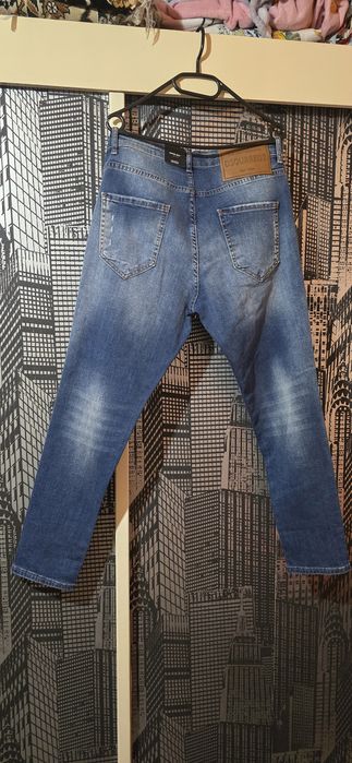 Vând blugi dsquared 2