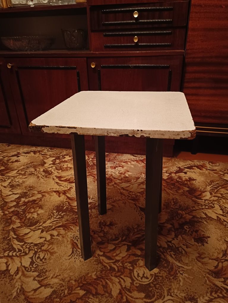 Продаётся 3 табуретки с металлическими ножками.