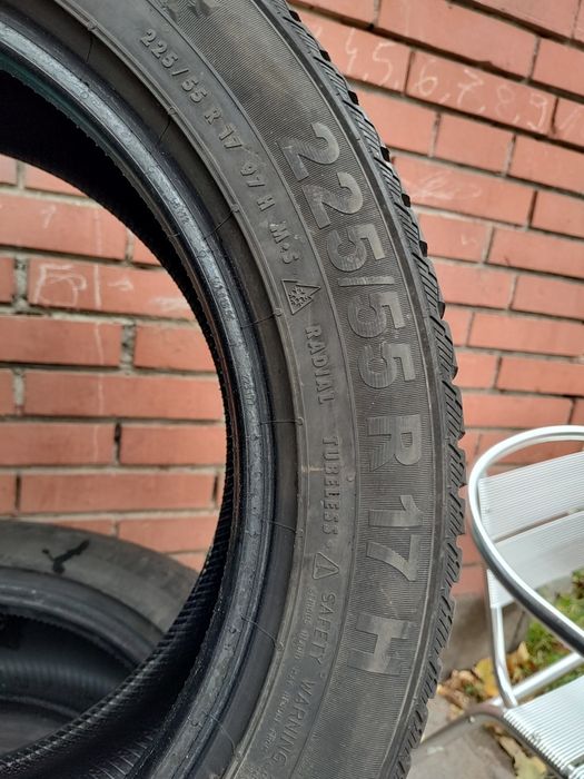 Продавам 2 зимни гуми 225/55/17 Semperit