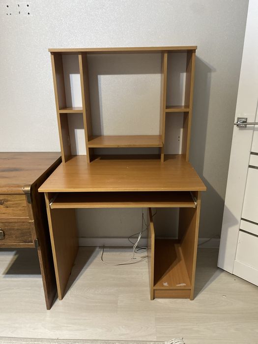 Продам компьтерный стол в хорошем состоянии