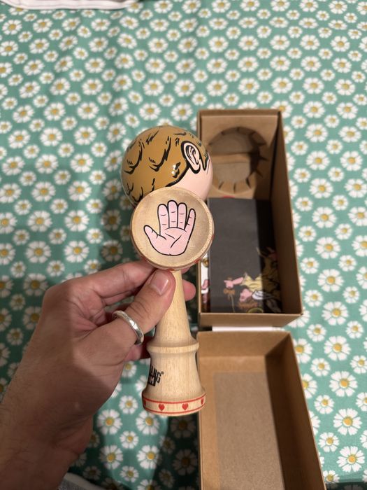 Kendama krom x love gang editie limitata