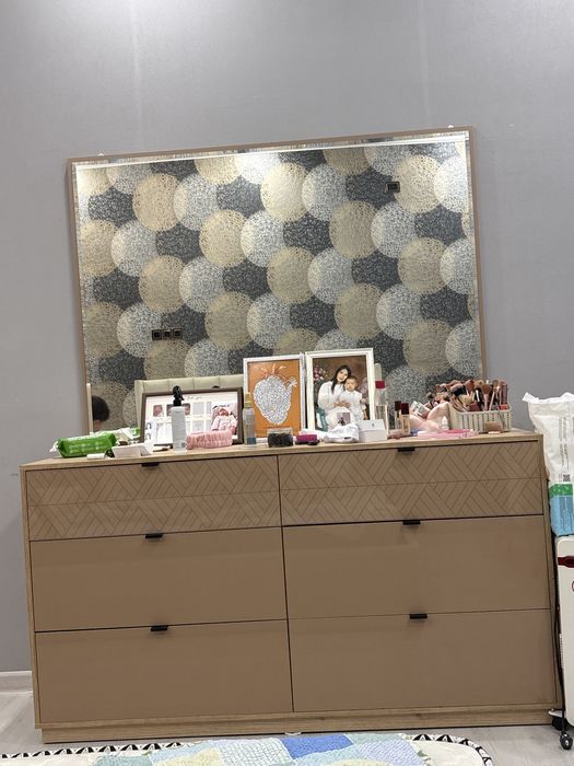 Комод с зеркалом ( спальный или залга тоже можно.)