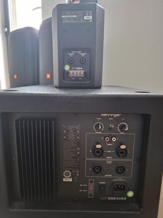 Bass activ Behringer si un satelit