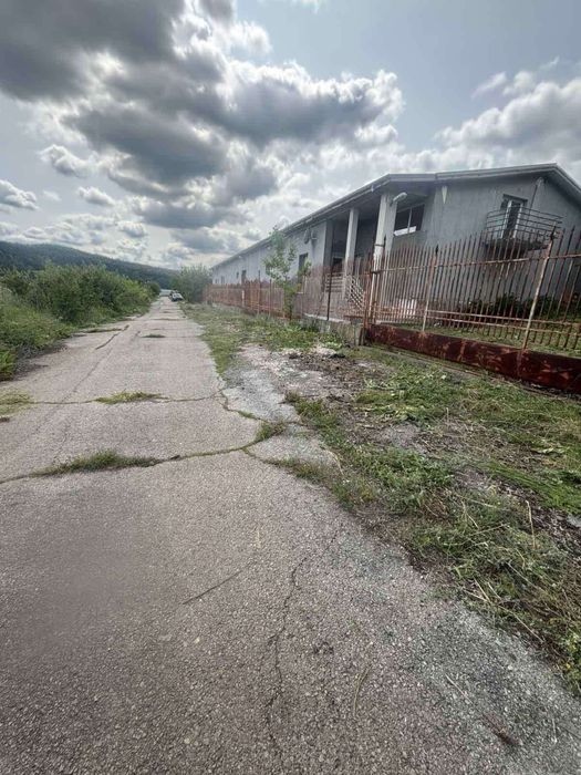 Промишлена сграда 800кв.м 10дка земя