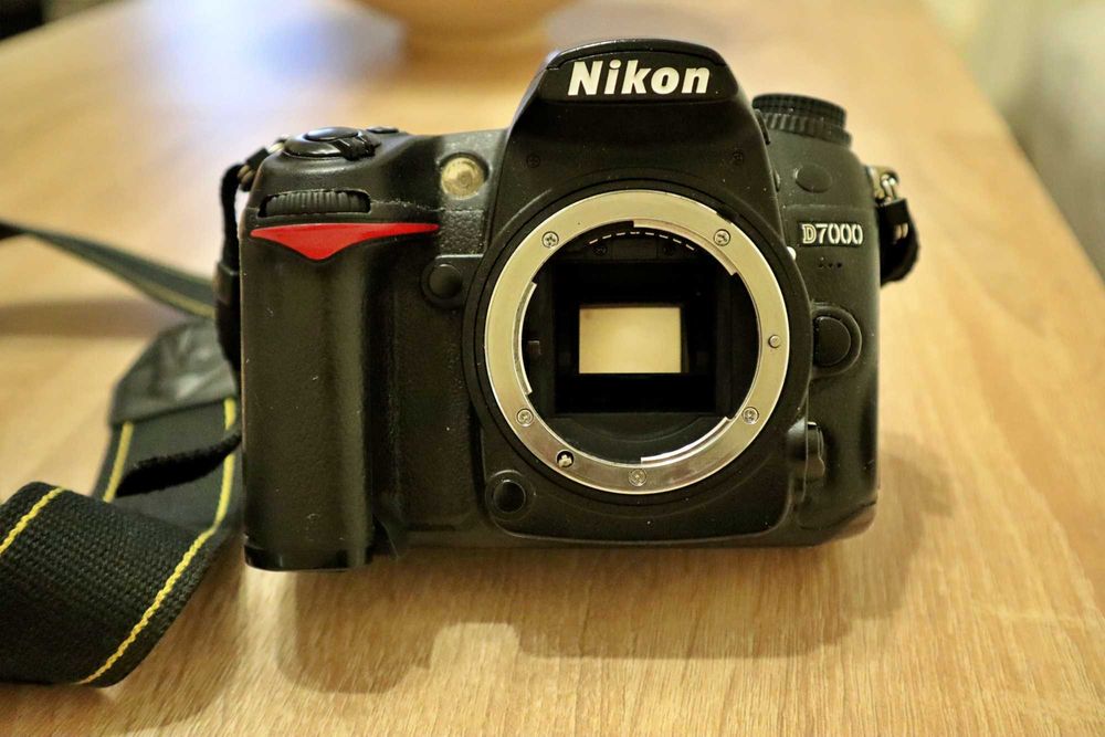 Nikon D7000 за смяна на затвор