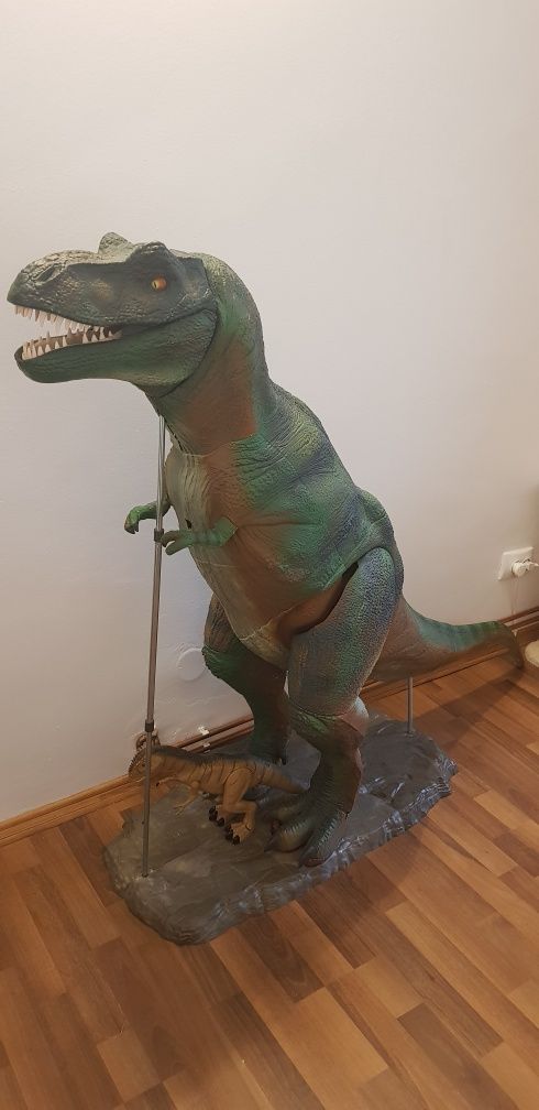 Vând dinozaur T-rex