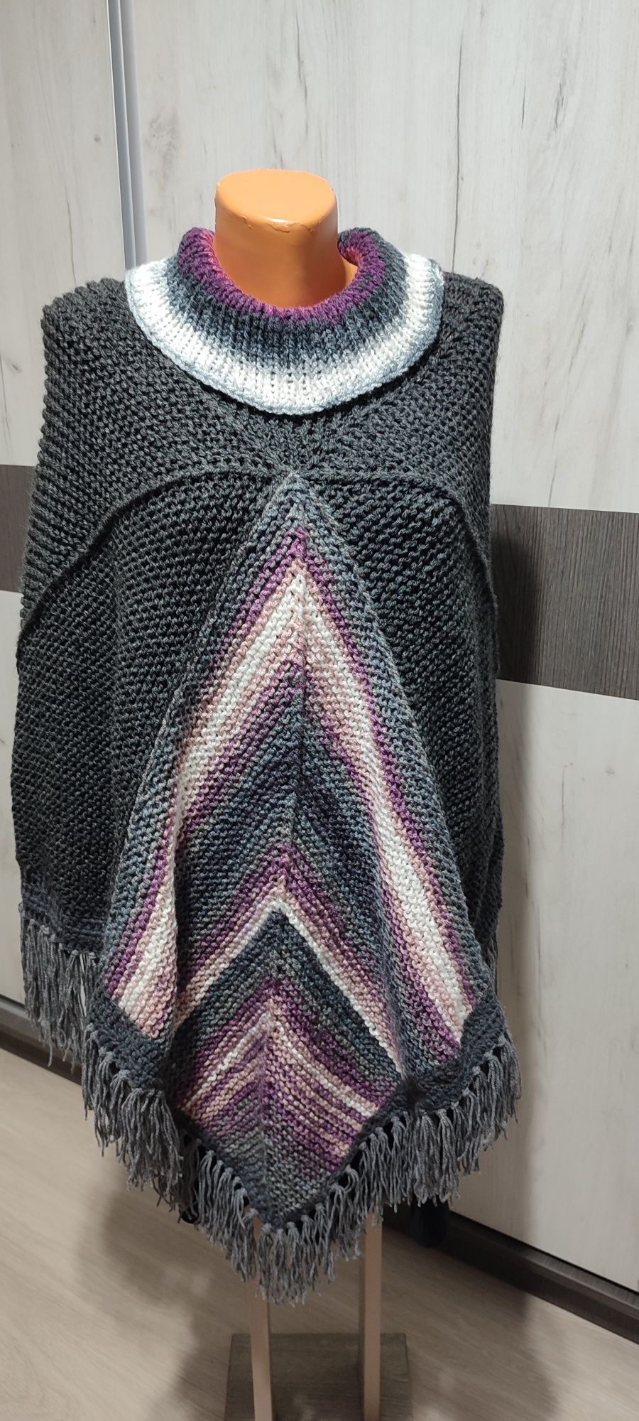 Poncho tricotat in forma de romburi