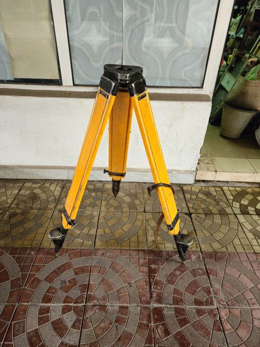 Тринога за нивелационен уред