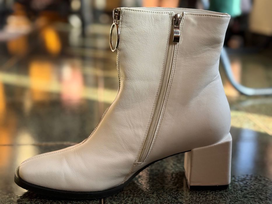 Дамски бели боти от естествена кожа