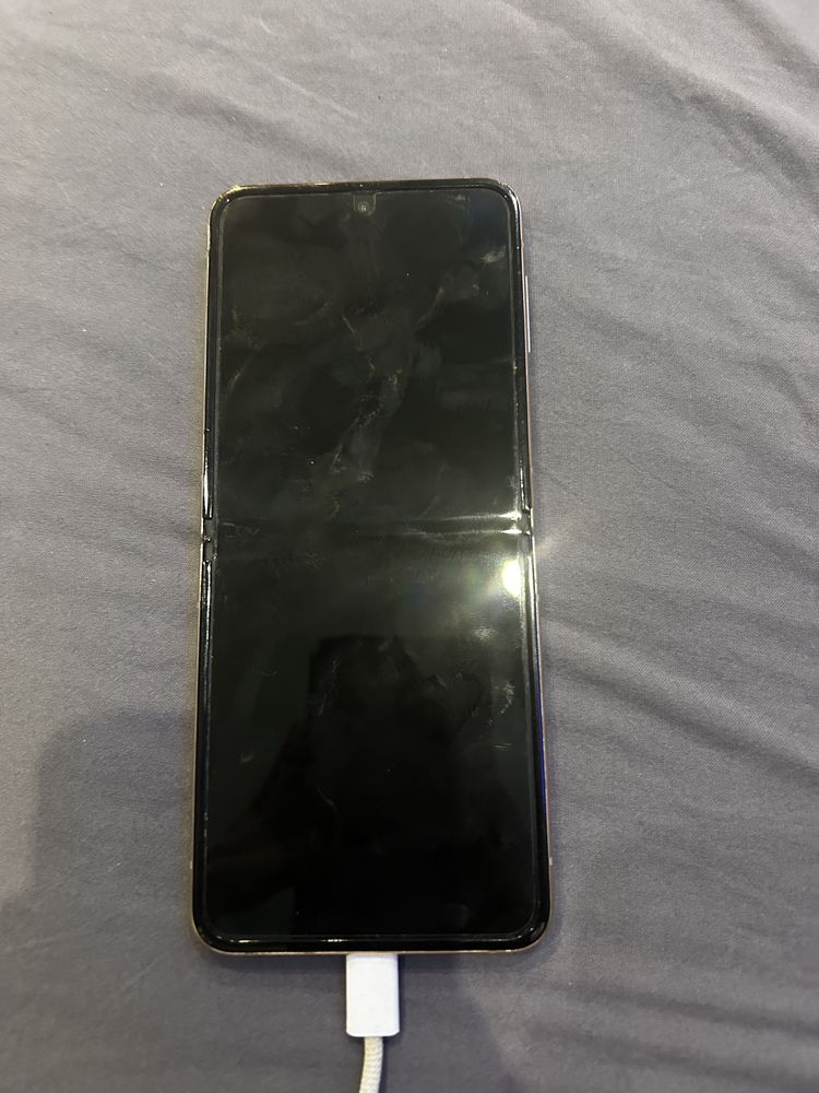 Samsung Galaxy Z Flip 4 – 256GB | Работи, но с дефектен дисплей