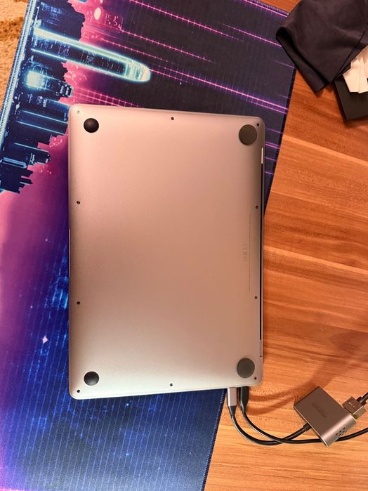 Vând MacBook Air 2020 M1