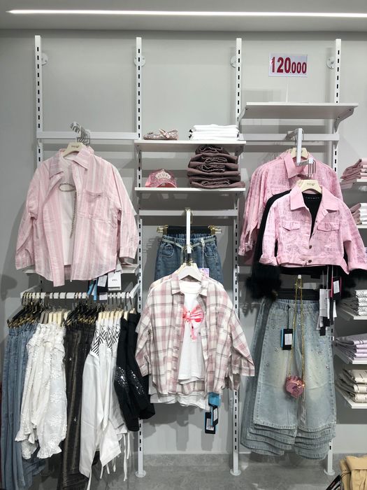 Qizlarga va ayollarga ishbor savdo hodimi lavozimida