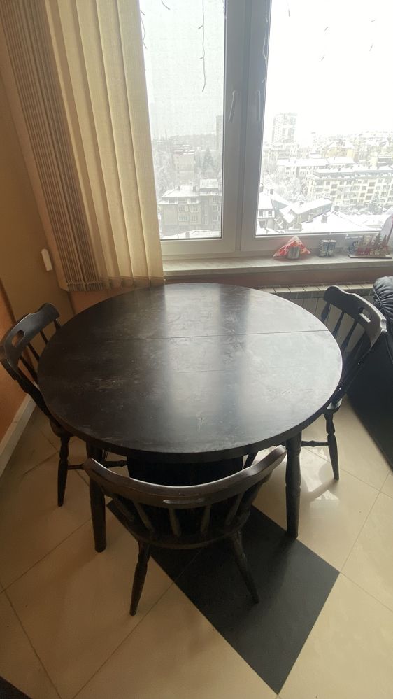 Черна дървена разтегателна трапезна маса (110-150 см) и 4 стола
