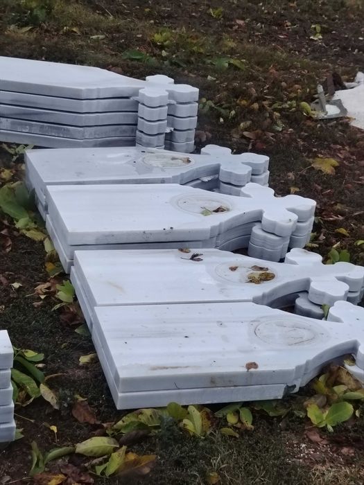 Cruci de marmură și cavouri