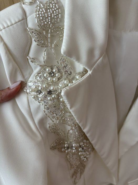 Дамски костюм в бяло с бродерия