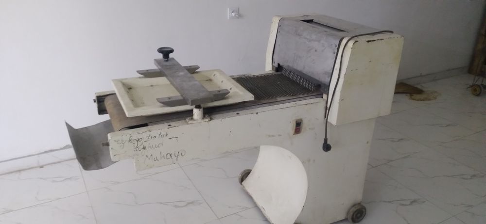 Теста раскаточная машина