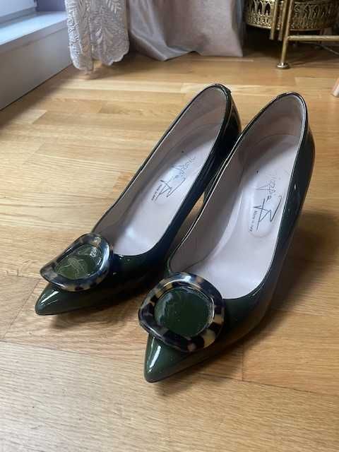 Класически, елегантни дамски обувки в прекрасен маслиново зелен цвят