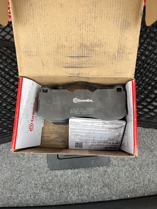 Чисто нови  предни накладки BREMBO за BMW E9x 330d