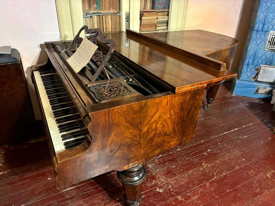 Vând pian vienez vechi