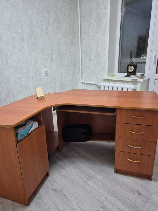 Продам угловой компьютерный стол