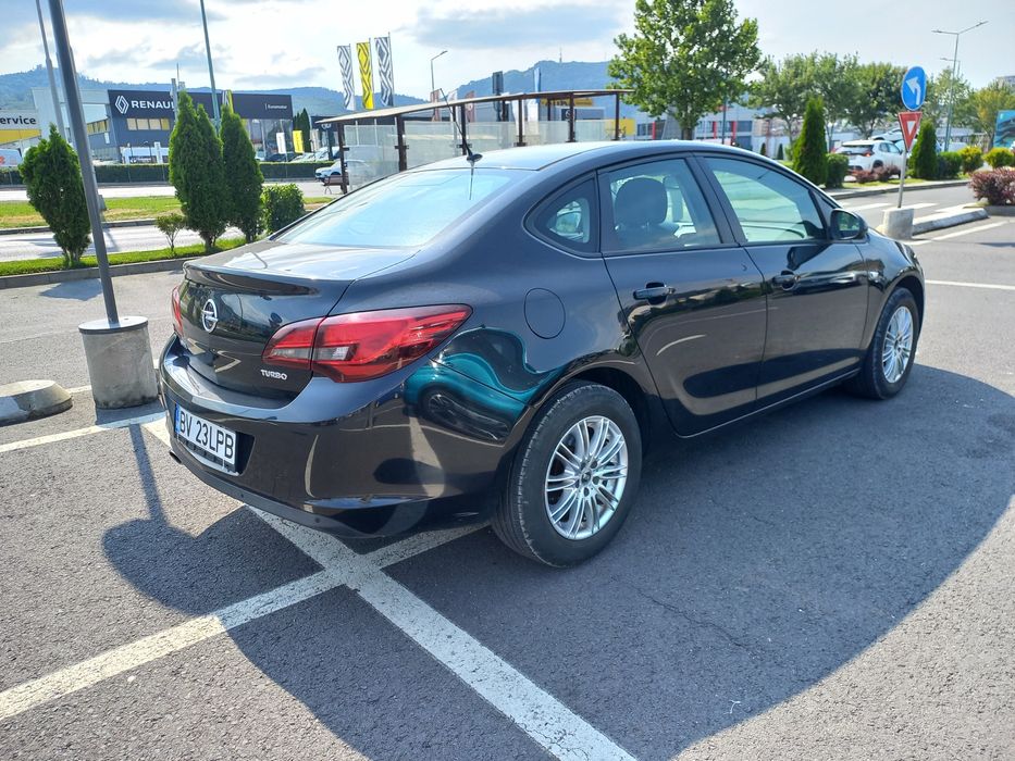 Opel astra BERLINA  2013 14 benz 140cp 184000km