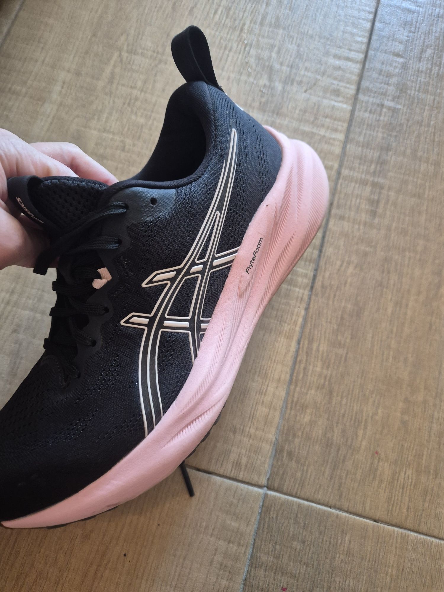 Маратонки Asics  нови