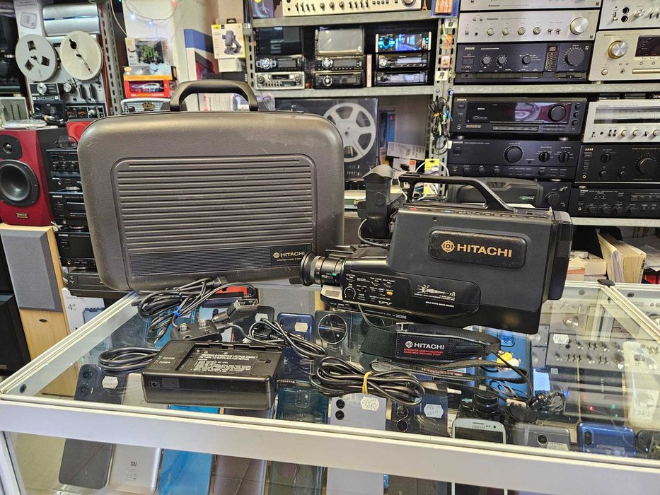 Видеокамера Hitachi VM-3200E Много добър външен вид, пълен комплект.