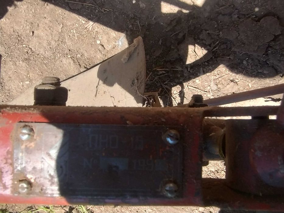 Продавам плуг и метални колела за мотоблок