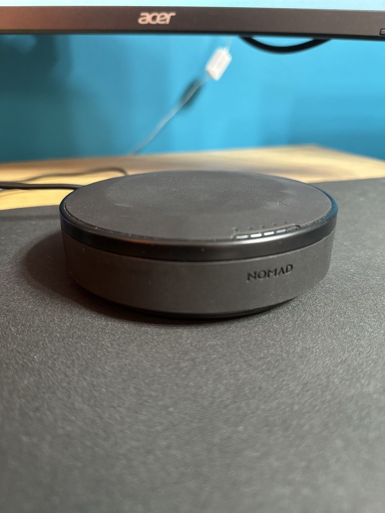 Nomad Wireless Hub - безжично захранване, USB-A и USB-C изходи.