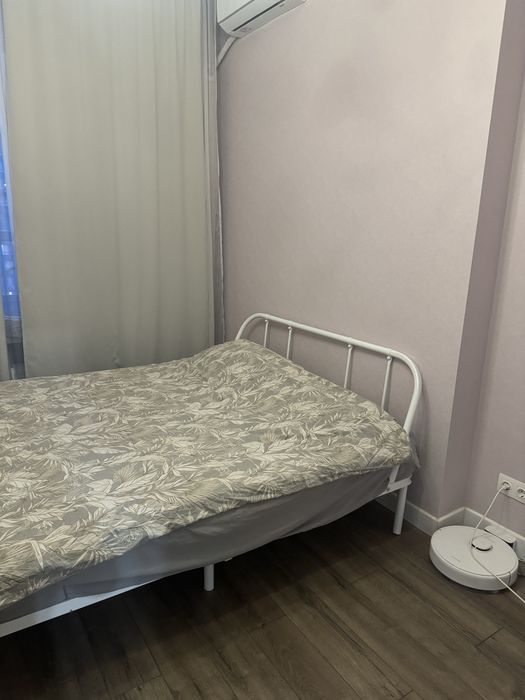 Кровать без матраса