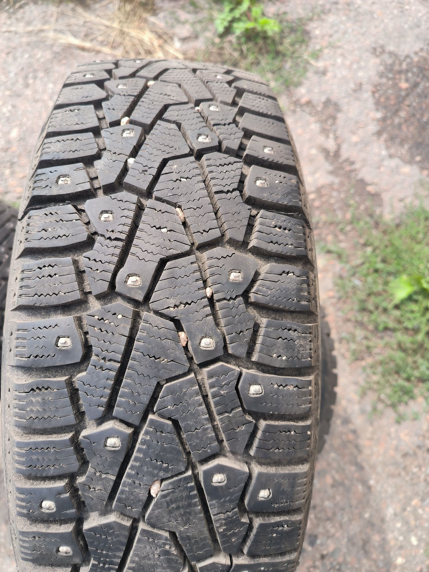 Продам шипованную резину r 15