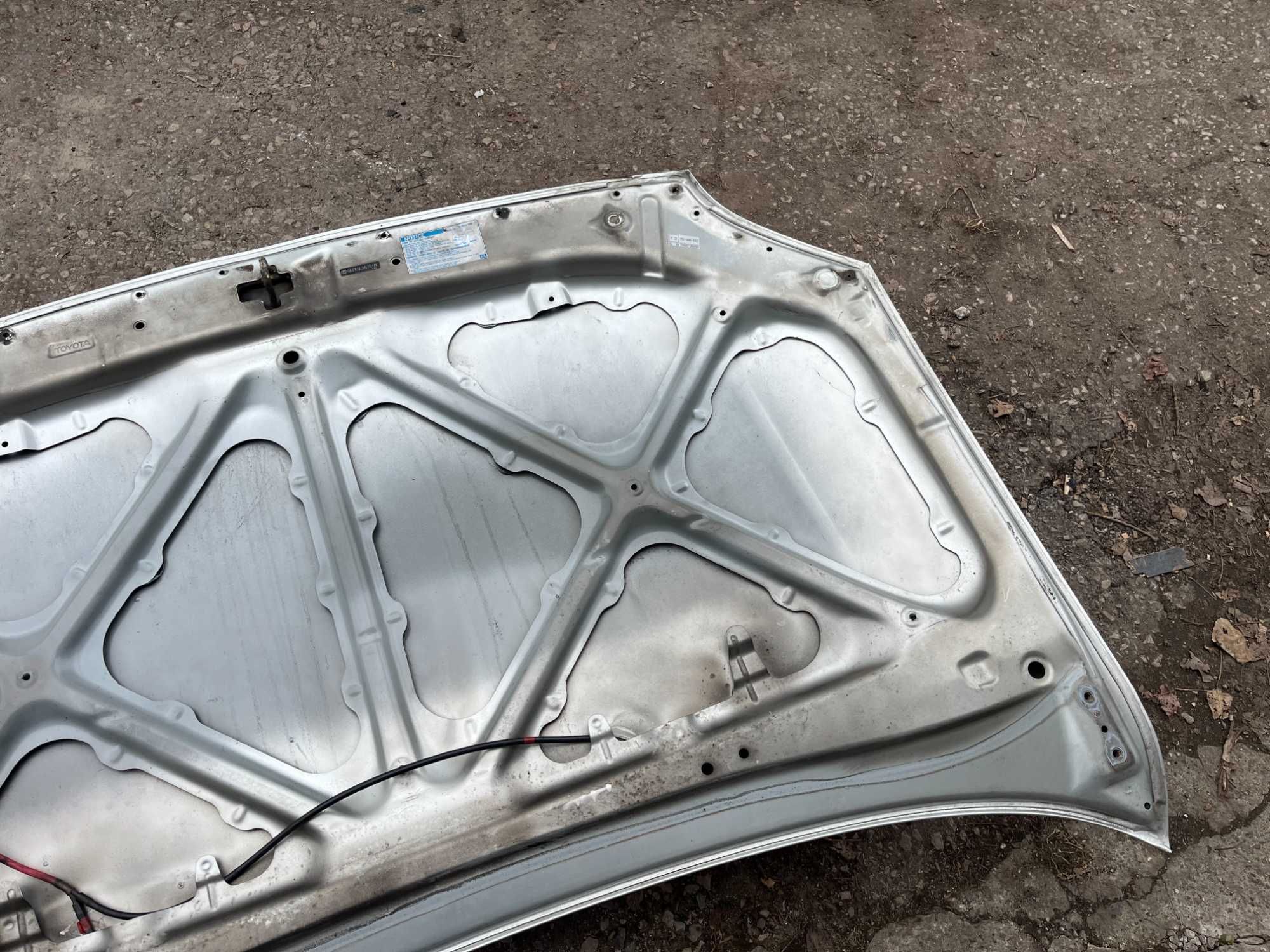 Преден капак за Toyota Avensis T25 (преди фейса)